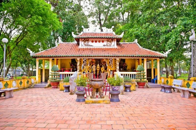 Den Tuong Niem Cac Vua Hung Temple in Tao Dan Park, Ho Chi Minh
